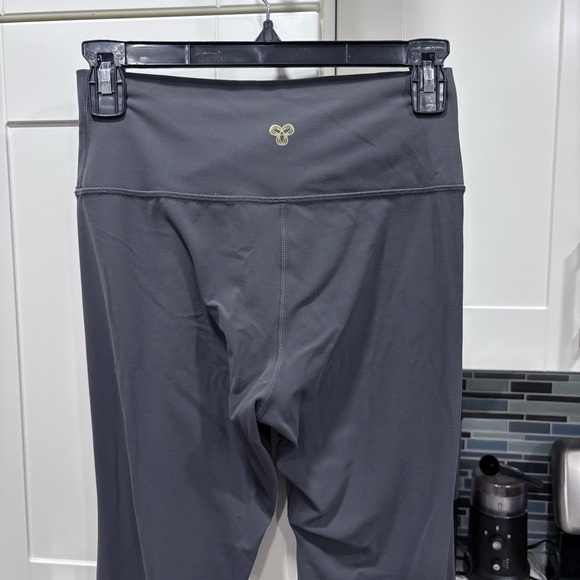 Aritzia Golden BUTTER Crossover Hi-Rise 26" Legging - Picture 6 of 8